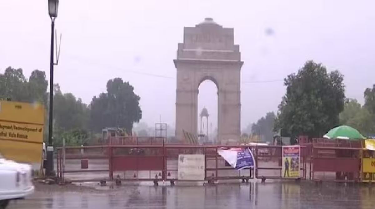 दिल्ली में गिरा तापमान, जारी रहेगा बारिश का दौर, जानें मौसम अपडेट