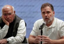 Photo of सीटिंग अरेंजमेंट पर नाराजगी? लाल किले के समारोह से राहुल गांधी-खड़गे ने बनाई दूरी