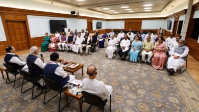 Photo of प्रधानमंत्री मोदी ने बागी सांसदों से की मुलाकात, कहा- NDA को अपना परिवार समझें, हर कदम पर साथ खड़े हैं, टेंशन मत लीजिए