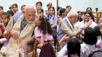Photo of प्रधानमंत्री मोदी ने स्कूली बच्चों संग मनाया पवित्र रक्षाबंधन का त्यौहार, PHOTOS देखें
