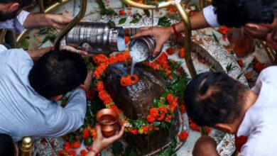 Photo of हर हर महादेव से गूंजे शिवालय, सावन के सोमवार पर आस्था का समुद्र, काशी में दिन भर गूंजा शिव का उद्घोष