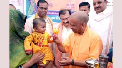 Photo of CM योगी का अनोखा अंदाज, महापुरुषों के रूप में सजे बच्चों से की बात और दिया खास तोहफा