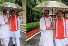 Photo of एक छाते के नीचे आए यूपी के दोनों डिप्टी CM, केशव मौर्य ने सपा पर साधा निशाना