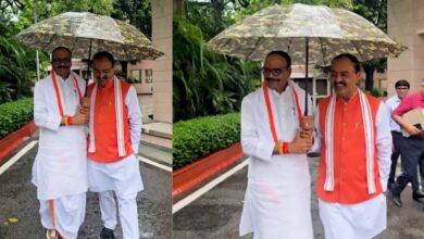 Photo of एक छाते के नीचे आए यूपी के दोनों डिप्टी CM, केशव मौर्य ने सपा पर साधा निशाना