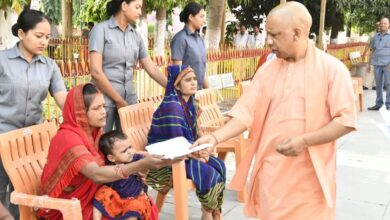 Photo of जनता दर्शन में मुख्यमंत्री योगी आदित्यनाथ ने सुनीं 200 लोगों की समस्याएं, कहा- घबराइए मत, कराएंगे हर समस्या का समाधान- सीएम योगी