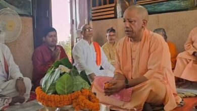 Photo of सावन के दूसरे सोमवार CM योगी ने की भोलेनाथ की पूजा, रुद्राभिषेक में दिखी भक्ति की अद्भुत तस्वीर