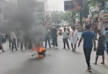 Photo of झारखंड बंद के बीच रांची में सड़क पर उतरे BJP कार्यकर्ता, कई जगह टायर जलाकर प्रदर्शन