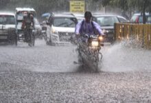 Photo of दिल्ली में बारिश ने बढ़ाई मुश्किलें, जगह-जगह जलभराव, जानें आज कैसा रहेगा मौसम