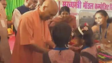 Photo of रायबरेली में CM योगी का बड़ा तोहफा, सपेरा समुदाय को दिए आवासीय पट्टे, बच्चियों ने बांधी राखी