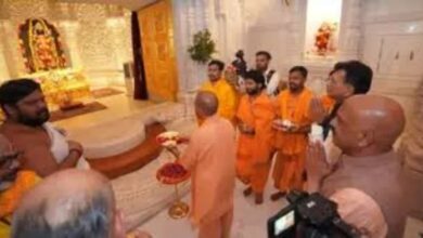 Photo of अयोध्या पहुंचे सीएम योगी, हनुमानगढ़ी में पूजा और रामलला के दर्शन के बाद मंदिर परिसर की व्यवस्थाओं का लिया जायजा