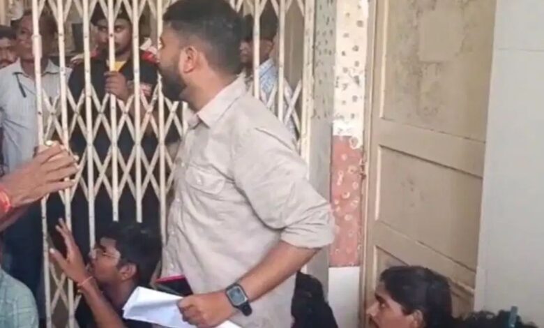 Lucknow University Student Protest