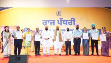 Photo of पंजाब की शिक्षा व्यवस्था बदली, अब बनेगा ग्लोबल एजुकेशन हब, शिक्षकों को सम्मानित कर उनका मनोबल बढ़ाया- सीएम मान