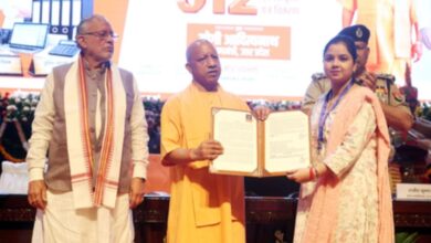 Photo of मुख्यमंत्री योगी के हाथों नियुक्ति पत्र पाकर खिले अभ्यर्थियों के चेहरे, बोले- बिना सिफारिश मिली नौकरी