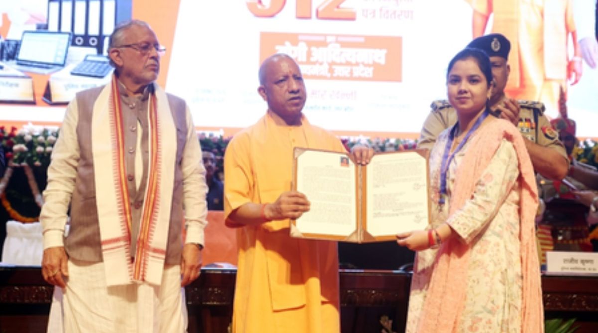 मुख्यमंत्री योगी के हाथों नियुक्ति पत्र पाकर खिले अभ्यर्थियों के चेहरे, बोले- बिना सिफारिश मिली नौकरी