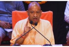 Photo of वाराणसी में बाढ़ प्रभावितों के बीच पहुंचे सीएम योगी, 567 परिवारों को राहत, बोले- डबल इंजन की सरकार आपके साथ