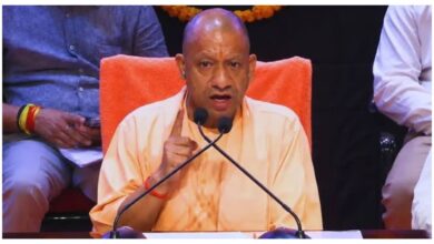 Photo of वाराणसी में बाढ़ प्रभावितों के बीच पहुंचे सीएम योगी, 567 परिवारों को राहत, बोले- डबल इंजन की सरकार आपके साथ