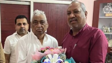 Photo of गोंडा हत्याकांड के बीच संजय निषाद की माता प्रसाद पांडे से मुलाकात, यूपी सियासत में हलचल