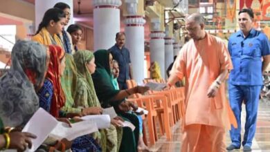 Photo of गोरखनाथ मंदिर में जनता दर्शन, CM योगी ने सुनीं लोगों की समस्याएं, अवैध कब्जे और उत्पीड़न पर सख्त कार्रवाई के निर्देश