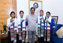 Photo of Asian Games 2026 की गोल्डन बेटियों से मिले सीएम हेमंत सोरेन, खिलाड़ियों को मिठाई खिलाकर बढ़ाया हौसला