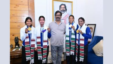 Photo of Asian Games 2026 की गोल्डन बेटियों से मिले सीएम हेमंत सोरेन, खिलाड़ियों को मिठाई खिलाकर बढ़ाया हौसला