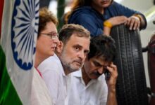 Photo of ज्ञानेश कुमार से मिलने पर अड़े राहुल गांधी, बैरिकेड पर चढ़कर लहराया तिरंगा, हिरासत में लिए गए कई नेता