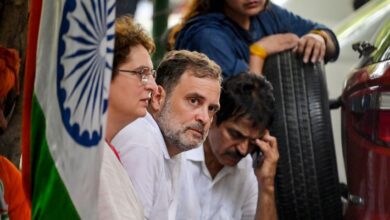 Photo of ज्ञानेश कुमार से मिलने पर अड़े राहुल गांधी, बैरिकेड पर चढ़कर लहराया तिरंगा, हिरासत में लिए गए कई नेता