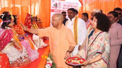 Photo of 2017 से पहले हर पांचवीं बेटी छोड़ देती थी पढ़ाई, नारी का सम्मान और स्वावलंबन ही राम राज्य का आधार- सीएम योगी