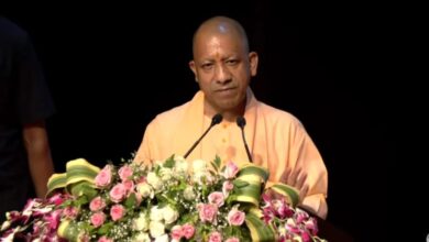 Photo of CM Yogi ने विजेता खिलाड़ियों को किया सम्मानित, बच्चियों को दी पठन-पाठन सामग्री