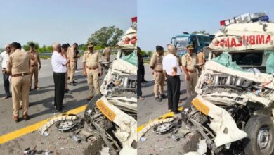 Photo of सुल्तानपुर में बड़ा हादसा, पार्थिव शरीर लेकर जा रही एंबुलेंस ट्रक से टकराई, 4 की मौत