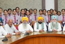 Photo of पंजाब विधानसभा पहुंचे विद्यार्थी, CM भगवंत मान ने बड़े सपने देखने के लिए किया प्रेरित