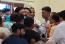 Photo of आजमगढ़ BJP में मंच पर नाम न पुकारने पर बवाल, नेता और जिलाध्यक्ष में हुई हाथापाई
