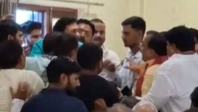 Photo of आजमगढ़ BJP में मंच पर नाम न पुकारने पर बवाल, नेता और जिलाध्यक्ष में हुई हाथापाई