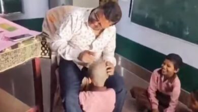 Photo of छात्र के सिर पर तबला बजाते टीचर ने बनाई रील, BSA ने किया सस्पेंड