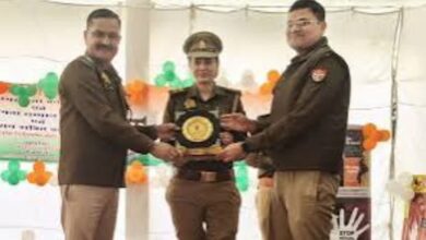 Photo of मुरादाबाद में महिला सुरक्षा के लिए सक्रिय SI समीक्षा ठाकुर, छेड़छाड़ पर कार्रवाई और पीड़ितों की मदद