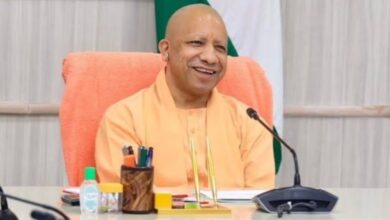 Photo of अयोध्या में राम मंदिर परिसर में मिली 65 वर्षीय बेसहारा महिला, हेल्पलाइन की मदद से परिवार से मिलीं