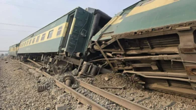 Photo of पाकिस्तान में बड़ा रेल हादसा, 14 डिब्बे पटरी से उतरे; 6 की मौत, दर्जनों घायल