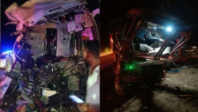 Photo of कर्नाटक में बस-ट्रक की भीषण टक्कर, 4 की मौत और 14 घायल